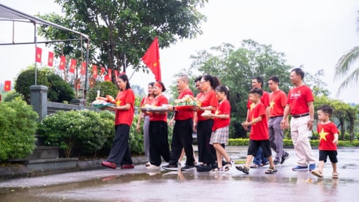 Con cháu mặc áo cờ đỏ sao vàng, mời tổ tiên về đón Tết Độc lập dịp Vu lan báo hiếu