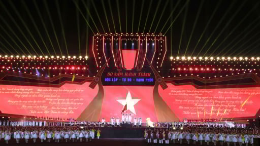 'Concert quốc gia” tại Mỹ Đình: Những màn đại cảnh gây choáng ngợp, màn hát Quốc ca 'có một không hai'