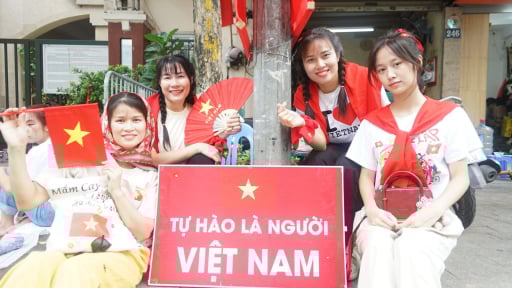 Nhiều người bỏ phòng khách sạn ra vỉa hè chờ xem diễu binh, diễu hành