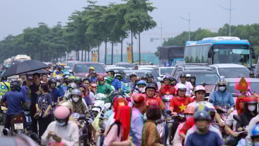 “Đội nắng”, đi bộ nhiều cây số, cả vạn người kìn kìn đổ về tham quan Triển lãm 80 năm thành tựu đất nước tại Đông Anh