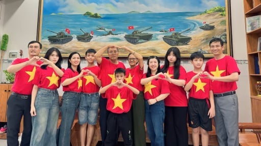 Lá cờ Tổ quốc và bức ảnh Bác Hồ: Lòng yêu nước chảy trong huyết quản 3 thế hệ của một gia đình