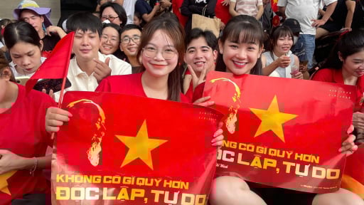 Đại lễ 2/9: 'Làn sóng đỏ' từ poster của Báo Dân Việt lan tỏa khắp các tuyến phố Hà Nội, người dân hào hứng đón nhận