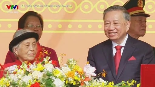 Chân dung Mẹ Việt Nam Anh hùng ngồi cạnh Tổng Bí thư Tô Lâm trong lễ diễu binh mừng Quốc khánh 2/9
