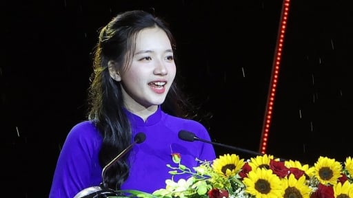 Hàng ngàn người dân Cần Thơ tưng bừng dự chương trình nghệ thuật đặc biệt 'Lời người vang mãi núi sông'
