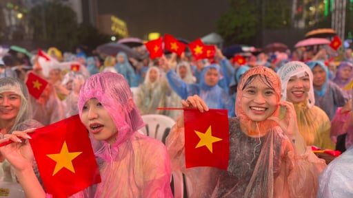 TP.HCM mưa tầm tã tối 2/9, người dân mặc áo mưa, che dù xem chương trình nghệ thuật, chờ pháo hoa