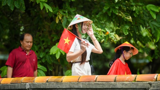 Di tích đại nội Huế mở cửa miễn phí ngày Quốc khánh, chật kín người tới tham quan dù nắng nóng
