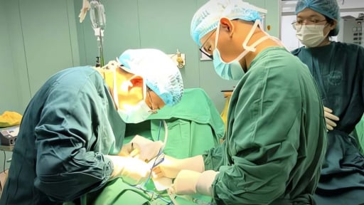 Kinh ngạc: Cụ ông 70 tuổi bị u tuyến nước bọt trên nền 'ổ bệnh trọng'