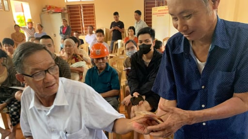 Phường Thái Bình, tỉnh Hưng Yên tổ chức trao quà cho người dân theo Nghị quyết số 263 của Chính phủ