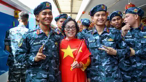 Người dân bịn rịn, quyến luyến chia tay cán bộ chiến sĩ làm nhiệm vụ A80 trở lại đơn vị sau đại lễ 2/9