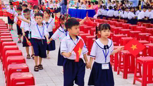 TP.HCM: Khai giảng không nhận hoa, kêu gọi quyên góp ủng hộ đồng bào bão lụt