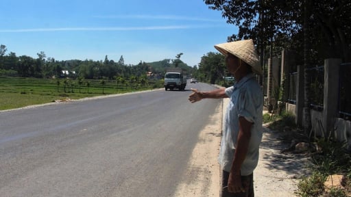Đà Nẵng: Quốc lộ 40B chậm tiến độ, không kè chắn, nên mưa là nước tràn vào nhà dân