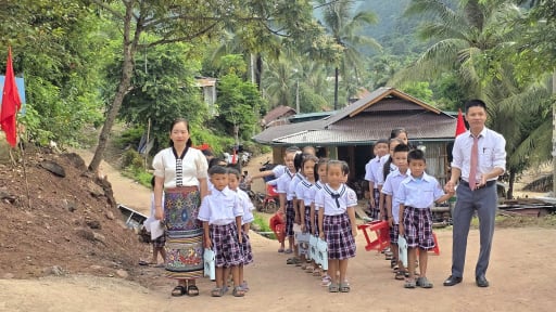 Trường lớp bị tàn  phá, mưa lũ lịch sử không thể ngăn bước chân học sinh đến dự khai giảng 