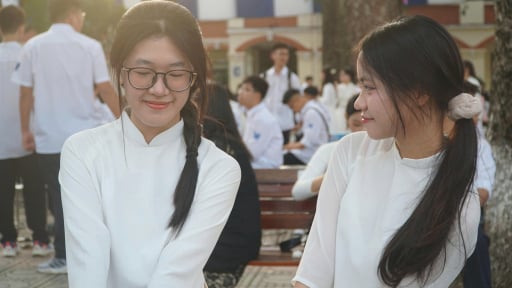 'Ngẩn ngơ' trước nhan sắc trong veo của dàn nữ sinh tại lễ khai giảng năm học mới