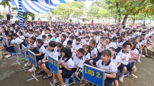 Rưng rưng Lễ khai giảng ở điểm trường giữa biển khơi chỉ có 3 cô giáo và 8 học sinh