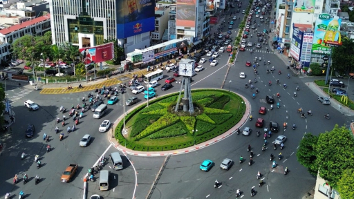 Ngày đầu vận hành thí điểm vòng xoay Điện Biên Phủ ở TPHCM: Dòng xe di chuyển trật tự hơn
