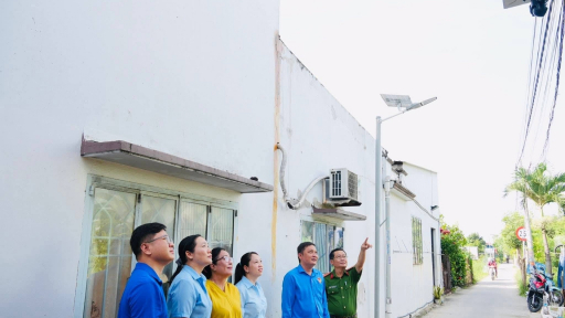 Đèn đường sáng choang gắn với camera an ninh, nông dân xã Tân Tập, Tây Ninh ai cũng mừng