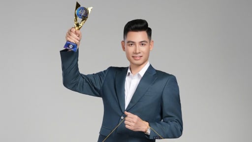 Qu&aacute;n qu&acirc;n Giọng ca v&agrave;ng Bolero Phạm Ngọc Anh: 'Khoảnh khắc đăng quang, t&ocirc;i nghĩ đến người mẹ đ&atilde; mất'