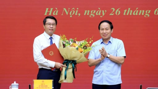 Trao quyết định bổ nhiệm &ocirc;ng Trần Anh Tiến giữ chức Ph&oacute; Chủ nhiệm Văn ph&ograve;ng Ch&iacute;nh phủ