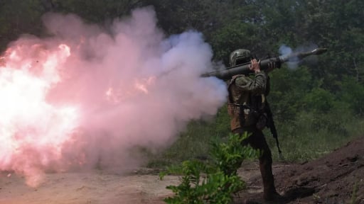 Nga gi&aacute;ng đ&ograve;n tấn c&ocirc;ng tập thể v&agrave;o nh&agrave; m&aacute;y lọc dầu của Ukraine