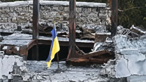 Qu&acirc;n đội Nga r&uacute;t khỏi b&aacute;n đảo chiến lược dưới hỏa lực dữ dội, Ukraine cắm cờ gi&agrave;nh lại chủ quyền