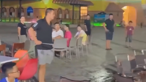 Clip cảnh người đ&agrave;n &ocirc;ng cầm v&ograve;i nước xịt v&agrave;o qu&aacute;n đối diện tại khu vui chơi nổi tiếng ở Nghệ An