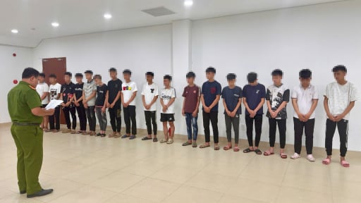 14 thanh, thiếu ni&ecirc;n mang dao ph&oacute;ng lợn, m&atilde; tấu chạy xe g&acirc;y n&aacute;o loạn đường phố ở Huế bị khởi tố 