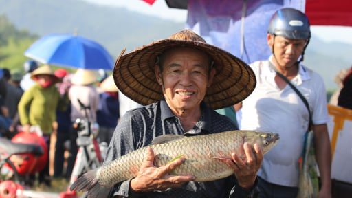 Bắt c&aacute; cầu may, h&agrave;ng ngh&igrave;n người d&acirc;n đội nắng xuống Vực R&agrave;o (H&agrave; Tĩnh) tham gia lễ hội truyền thống hơn 300 năm tuổi