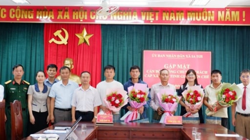 Gặp mặt, tri &acirc;n c&aacute;n bộ kh&ocirc;ng chuy&ecirc;n tr&aacute;ch cấp x&atilde; quyết định nghỉ việc do tinh giản bi&ecirc;n chế ở x&atilde; Ia Tơi, tỉnh Quảng Ng&atilde;i
