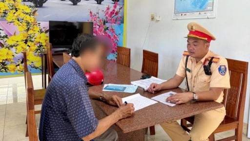 Clip: Vượt r&agrave;o chắn đường sắt, t&agrave;i xế xe kh&aacute;ch ở Gia Lai bị phạt 19 triệu đồng