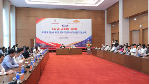 Khai mạc Diễn đ&agrave;n 'B&aacute;o ch&iacute; v&agrave; Nghị trường: D&ograve;ng chảy kiến tạo trong kỷ nguy&ecirc;n mới'