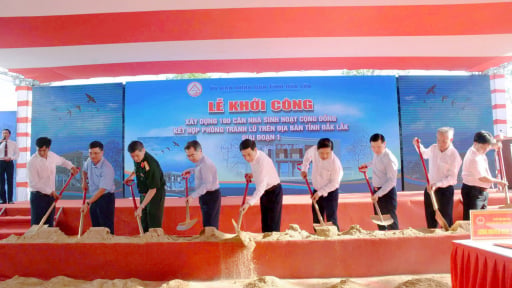 Ph&oacute; Thủ tướng, Bộ trưởng Bộ Quốc ph&ograve;ng Phan Văn Giang dự lễ khởi c&ocirc;ng 100 nh&agrave; tr&aacute;nh lũ tại Đắk Lắk