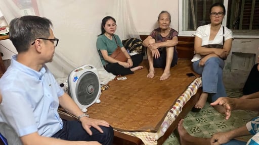 H&agrave; Nội: Hồ sơ đi &ldquo;l&ograve;ng v&ograve;ng&rdquo; sau s&aacute;p nhập, cụ b&agrave; 97 tuổi ở phường Kim Li&ecirc;n chậm nhận tiền chế độ trợ cấp