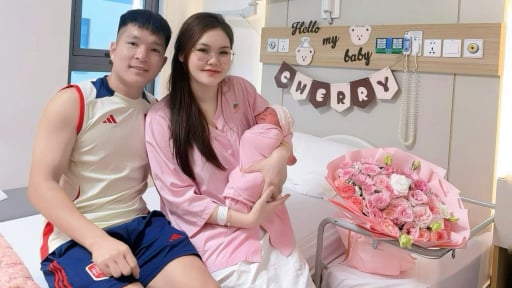 Tiền vệ của H&agrave; Nội FC cao 1m71 v&agrave; vợ xinh đ&oacute;n tin vui