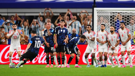 Ai cản được Messi khi ch&iacute;nh lịch sử đang chạy theo anh?