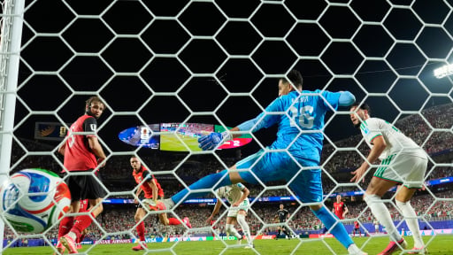 &Aacute;o ho&agrave; Algeria 3-3 ph&uacute;t 90+6, Iran bị loại: Sự đi&ecirc;n rồ của b&oacute;ng đ&aacute;