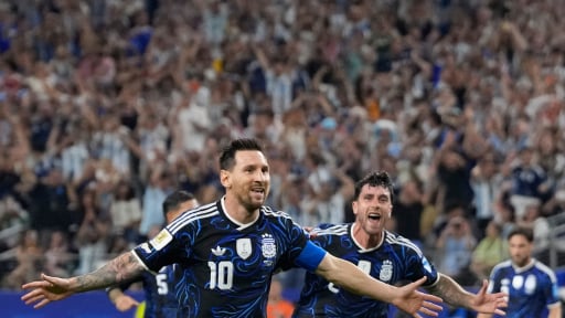 HLV Scaloni &ldquo;cạn lời&rdquo; với Messi