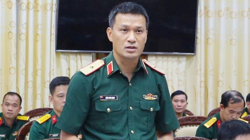 Thiếu tướng Trần Xu&acirc;n Mạnh nhận b&agrave;n giao nhiệm vụ Tư lệnh Qu&acirc;n khu 1