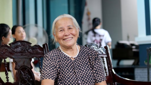Năm n&agrave;o cũng theo cả l&agrave;ng lội ao &uacute;p c&aacute; ở H&agrave; Tĩnh, năm nay bắt được con c&aacute; trắm to bự, b&agrave; cụ 80 tuổi n&oacute;i điều g&igrave; bất ngờ?
