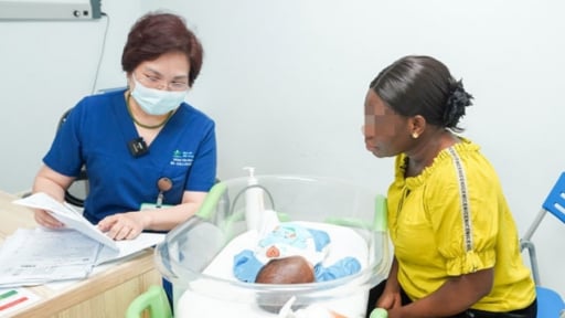 Cuộc chạy đua đặc biệt của b&aacute;c sĩ Việt cứu sống b&eacute; trai ngoại quốc mắc chứng v&agrave;ng da tan m&aacute;u nặng