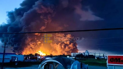 Ukraine tấn c&ocirc;ng nh&agrave; m&aacute;y lọc dầu lớn của Nga ở Slavyansk-on-Kuban bốc ch&aacute;y dữ dội