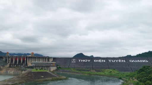 N&Oacute;NG: Chưa đầy 1 tiếng nữa, hồ thủy điện lớn nhất tỉnh Tuy&ecirc;n Quang sẽ mở một cửa đ&aacute;y xả lũ