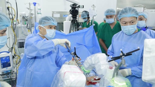 Thanh ni&ecirc;n cao gần 1,9m nhưng cột sống cong vẹo, ph&aacute;t hiện từ nhỏ vẫn kh&ocirc;ng chữa trị sớm