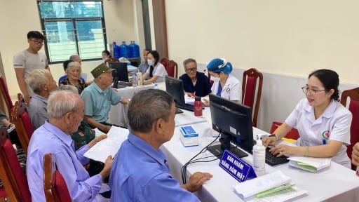 Người H&agrave; Nội h&aacute;o hức trong ng&agrave;y đầu được kh&aacute;m sức khỏe miễn ph&iacute; định kỳ