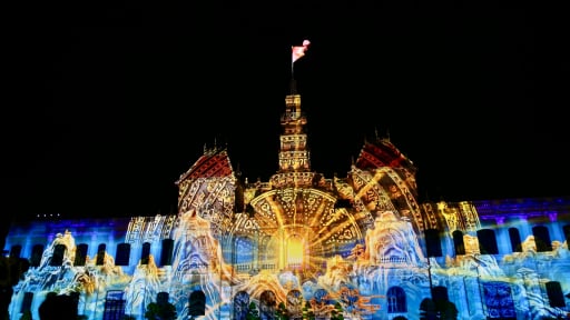 H&agrave;ng ng&agrave;n người d&acirc;n TP.HCM 'sốc' với m&agrave;n tr&igrave;nh diễn 3D mapping tr&ecirc;n đường phố