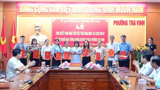Quyết định nghỉ việc, th&ocirc;i việc được trao cho 31 người hoạt động kh&ocirc;ng chuy&ecirc;n tr&aacute;ch ở phường Tr&agrave; Vinh, tỉnh Vĩnh Long