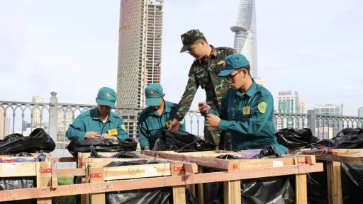 Trận địa ph&aacute;o hoa sẵn s&agrave;ng, điểm nhấn ph&aacute;o hoa nước tr&ecirc;n s&ocirc;ng S&agrave;i G&ograve;n 
