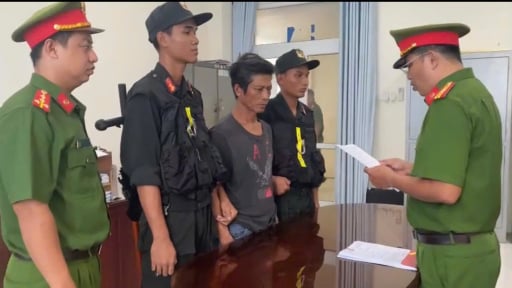 Bắt 2 đối tượng chống người thi h&agrave;nh c&ocirc;ng vụ v&agrave; g&acirc;y rối trật tự c&ocirc;ng cộng tại mỏ c&aacute;t tr&ecirc;n s&ocirc;ng Hậu ở Vĩnh Long