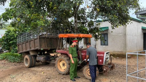 C&ocirc;ng an L&acirc;m Đồng v&agrave;o tận rẫy sầu ri&ecirc;ng, c&agrave; ph&ecirc; tuy&ecirc;n truyền, gi&uacute;p d&acirc;n d&aacute;n phản quang l&ecirc;n xe c&ocirc;ng n&ocirc;ng, xe độ chế