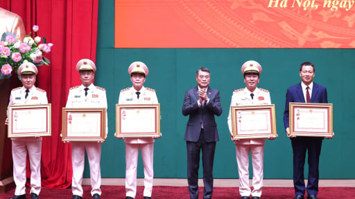 Thượng tướng Trần Quốc Tỏ v&agrave; 3 Thứ trưởng Bộ C&ocirc;ng an được trao tặng danh hiệu cao qu&yacute;