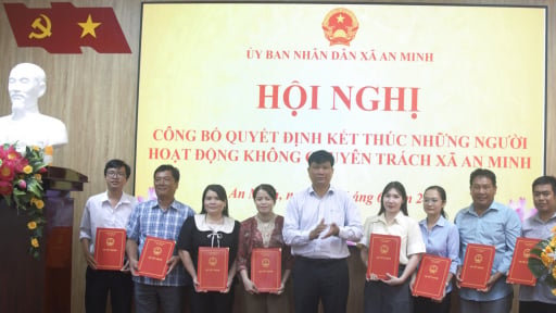 26 c&aacute;n bộ kh&ocirc;ng chuy&ecirc;n tr&aacute;ch nhận quyết định nghỉ việc tại x&atilde; An Minh, tỉnh An Giang (địa phận tỉnh Ki&ecirc;n Giang cũ)